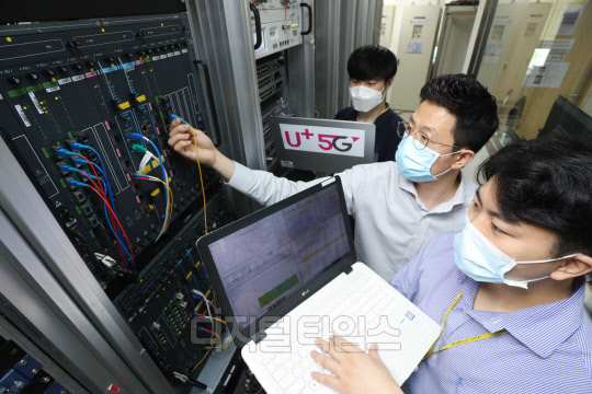 통신장비 업체 유비쿼스 관계자가 LG유플러스에 공급하는 10기가 인터넷 장비를 점검하고 있다.  LG유플러스 제공